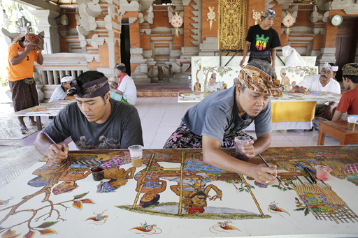 A Balinese painters community paints a story about daily life Batuan Village at Wantilan Puseh Temple, Batuan, Gianyar, Sunday 13 April 2014. Around 80 artists from Baturulangun Batuan painters community make 48 depictions which are Mahabarata Story and Daily Life Batuan Village.(JP/ Agung Parameswara)
