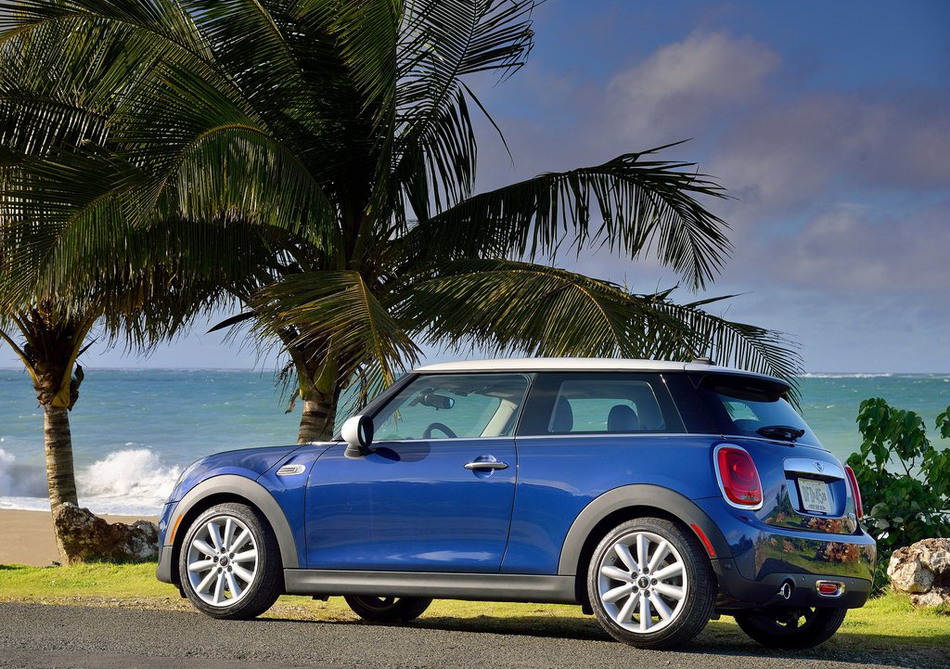 Cool-Blue-Mini-Cooper-Car-in-Beach